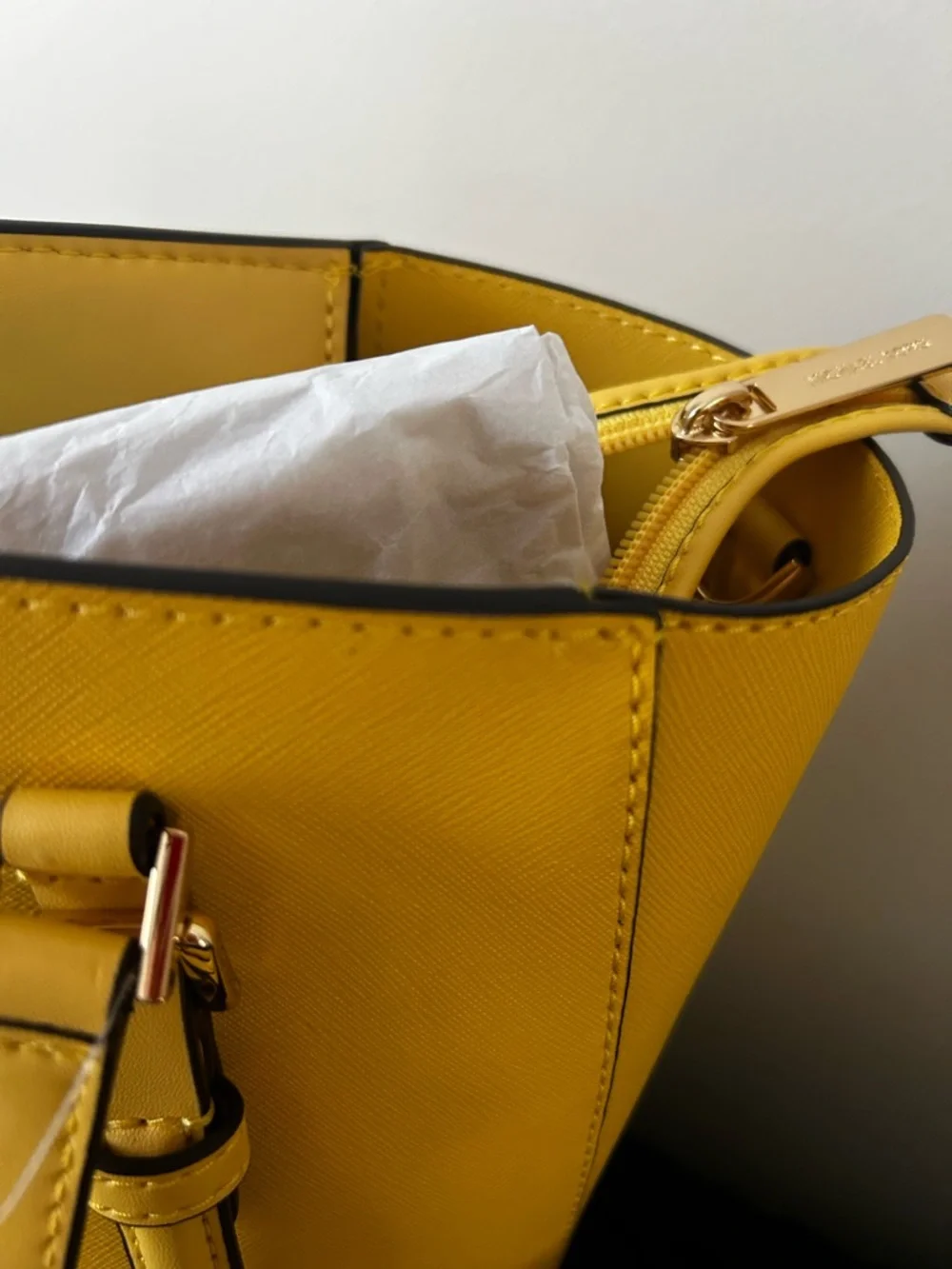 FOR UR SPRING/ SUMMER BAG COLLECTION: MK Daisy 3-Pcs Tote, Crossbody/Wristlet - Picture 4 of 15